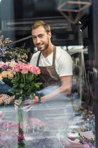 Visa Genom Fönstret Till Stilig Florist Holding Bukett Med Rosa — Gratis stockfoto