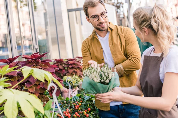 Bloemist Helpen Klant Kiezen Ingegoten Plant Bloemenwinkel — Stockfoto