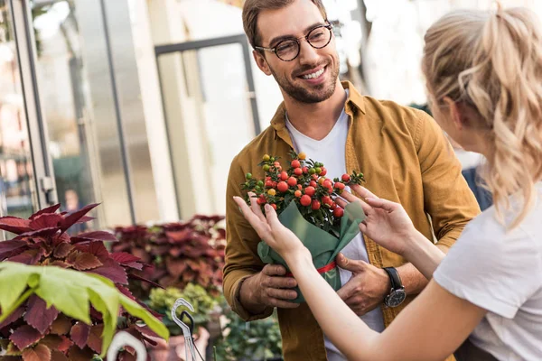 Çiçekçi Dükkanı Yakınındaki Mutlu Müşteri Için Saksı Bitki Açıklayan Çiçekçi — Stok fotoğraf