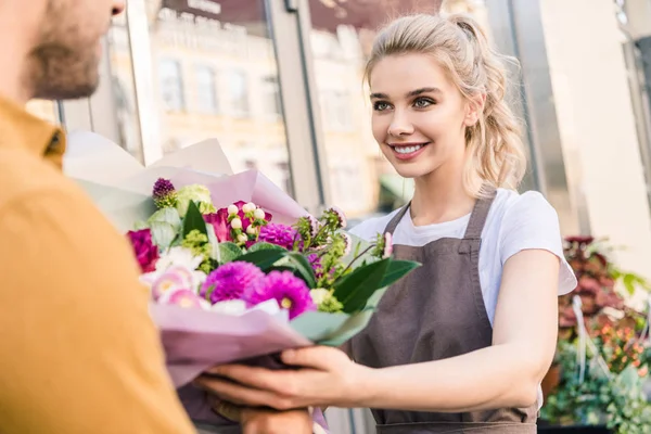 Lächelnd Attraktive Floristin Gibt Blumenstrauß Kundin Der Nähe Blumenladen — Stockfoto