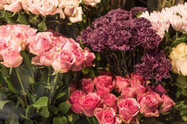güzel pembe ve bordo gül ve karanfil çiçek çiçekçi dükkanı