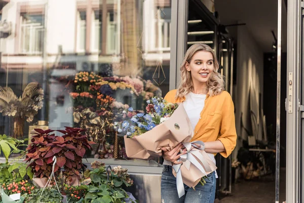 Attrayant Sourire Fille Sortir Magasin Fleurs Avec Bouquet Enveloppé Regarder — Photo