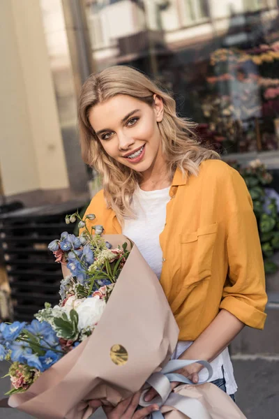 Vonzó Lány Becsomagolt Csokor Virág Bolt Közelében Állt Nézett Kamera — Stock Fotó