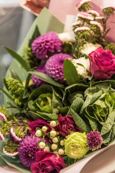 High Angle View Beautiful Bouquet Chrysanthemums Green Leaves Flower Shop — Stock Photo, Image