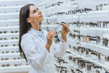 Gözlük raflardan optica içinde alarak güzel profesyonel doktor
