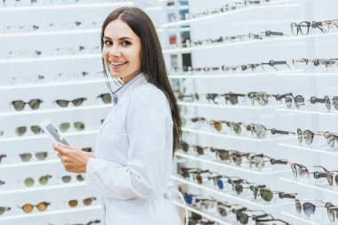 çekici gözlükçü göze ait dükkanda iş yerinde dijital tablet kullanma