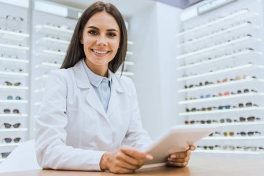 güzel gülümseyen göz göze ait dükkanda dijital tablet kullanma