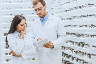 çalışma ve oftalmik dükkanda dijital tablet kullanarak profesyonel Optometristler