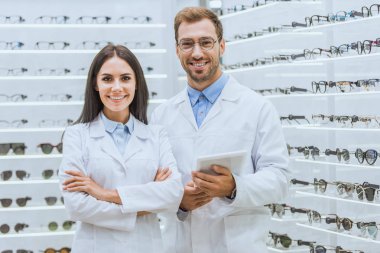 Dijital tablet optica kamerada bakarak ile iki göz doktorları