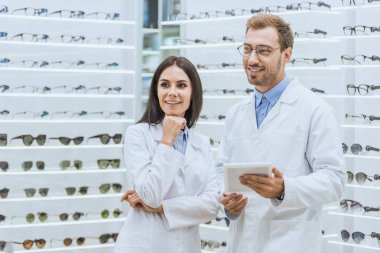 mutlu Optometristler çalışma ve dijital tablet optica içinde kullanma