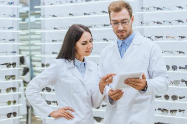 çalışma ve dijital tablet optica içinde kullanma iki Optometristler