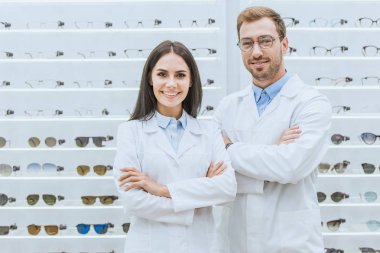 profesyonel gözlüklü göze ait dükkanda çapraz silah ile poz göz doktorları gülümseyen