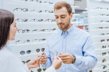 kısmi optica genç adam gözlük veren kadın göz görünümünü 