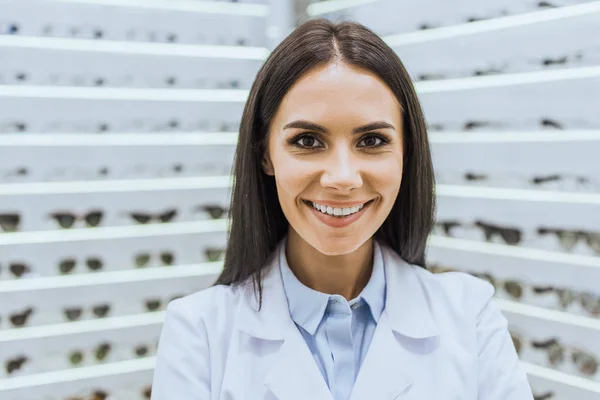 Profissional Optometrista Sorridente Casaco Branco Olhando Para Câmera — Fotografia de Stock