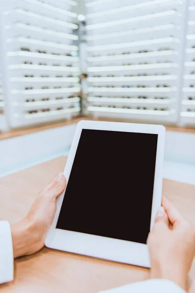 Частичный Просмотр Человека Помощью Цифрового Планшета Чистым Экраном Офтальмологическом Магазине — стоковое фото