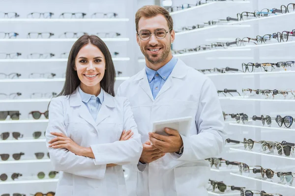Två Ögonläkare Med Digital Tablett Tittar Kameran Optica — Stockfoto