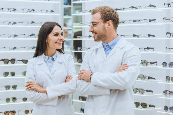 Medici Professionali Sorridenti Posa Con Braccia Incrociate Negozio Oftalmico Con — Foto Stock