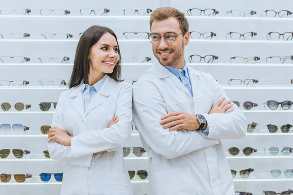 Oculistas Sorridentes Profissionais Com Braços Cruzados Oftalmologia — Fotografia de Stock