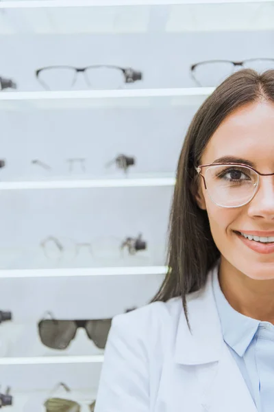 Beautiful Smiling Optician Eyeglasses Standing Ophthalmic Shop — Stock Photo, Image
