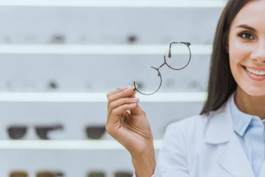 görme optica içinde tutan çekici gülümseyen göz doktoru