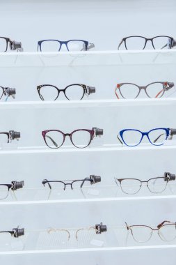 optica şık gözlük ile beyaz raflar 
