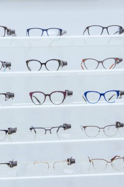 optica şık gözlük ile beyaz raflar 