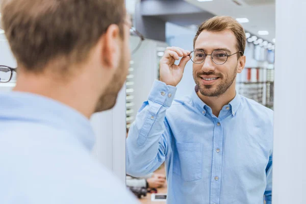 Kısmi Gözlük Seçme Optica Aynaya Bakarak Adam Genç Gülümseyen Adam — Stok fotoğraf