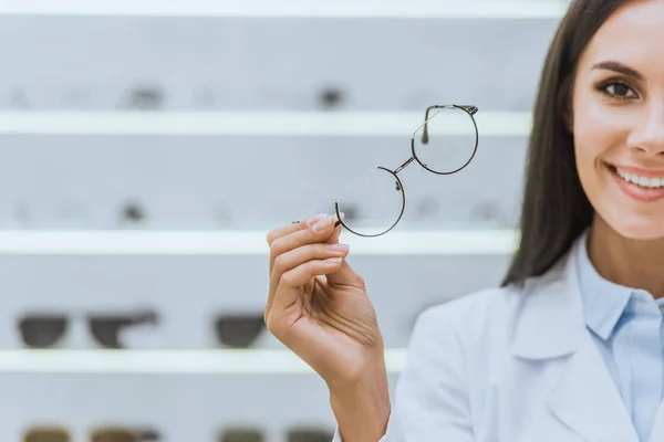 Atraente Sorrindo Optometrista Segurando Visão Óptica — Fotografia de Stock