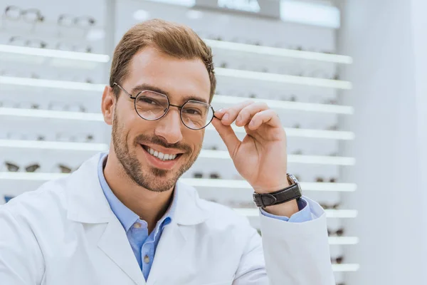 Portrait Smiling Professional Optometrist Eyeglasses Optica — Stock Photo, Image
