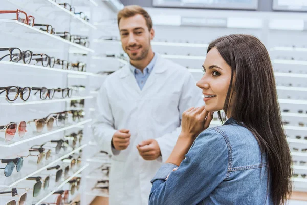 Selective Focus Smiling Woman Standing Male Oculist Ophthalmic Shop — Stock Photo, Image