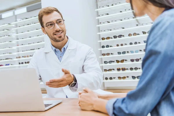 Partial View Woman Standing Male Oculist While Pointing Hand Laptop — Stock Photo, Image