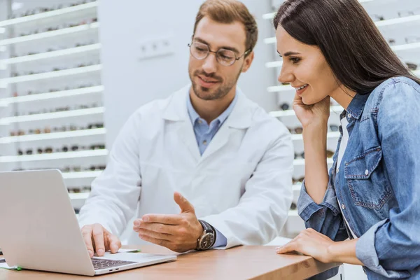 Smiling Woman Standing Male Oculist While Pointing Hand Laptop Screen — Stock Photo, Image