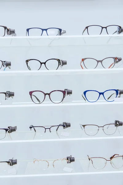 Estantes Blancos Con Gafas Con Estilo Óptica — Foto de Stock