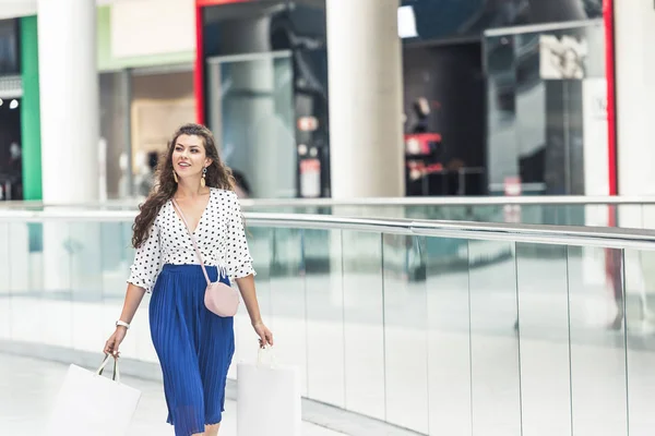 Hermosa Joven Sonriente Sosteniendo Bolsas Papel Mirando Hacia Otro Lado — Foto de Stock