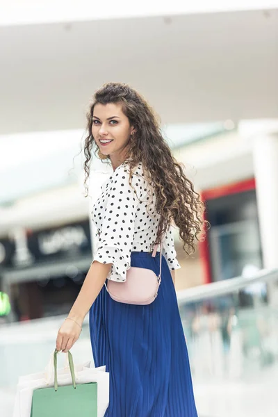 Beautiful Stylish Young Woman Holding Shopping Bags Smiling Camera — Free Stock Photo