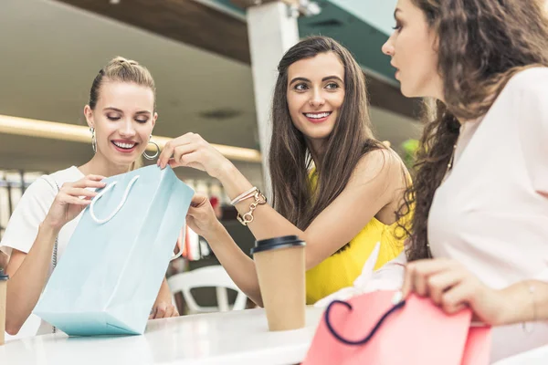 Lächelnde Stylische Mädchen Die Café Einkaufstüten Schauen — Stockfoto
