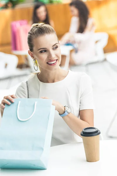 Mooie Lachende Jonge Vrouw Papieren Zak Houden Kijken Weg Café — Stockfoto