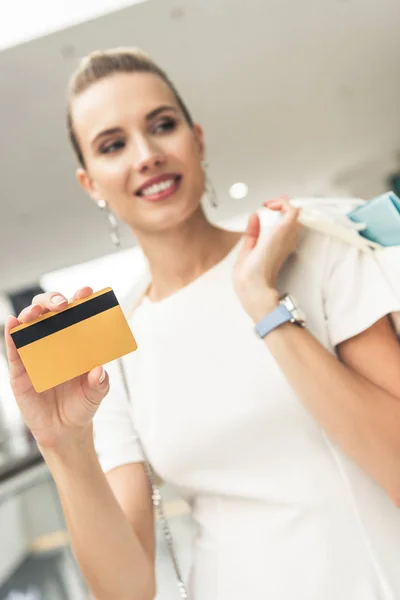 Close Vista Sorrir Jovem Segurando Cartão Crédito Sacos Compras — Fotografia de Stock Grátis