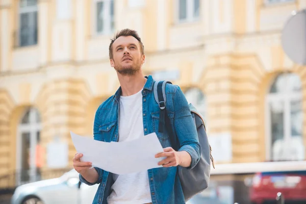 Portrait Traveler Backpack Map City Street — Stock Photo, Image