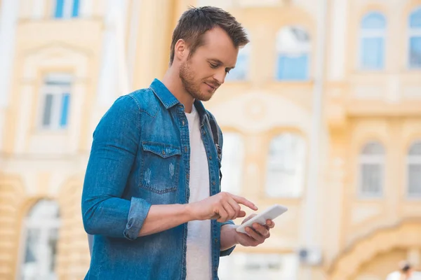 Vista Lateral Del Hombre Camisa Mezclilla Con Teléfono Inteligente Calle — Foto de Stock