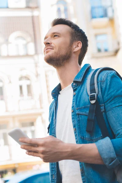 Joven Guapo Usando Teléfono Inteligente Mirando Hacia Arriba Calle —  Fotos de Stock