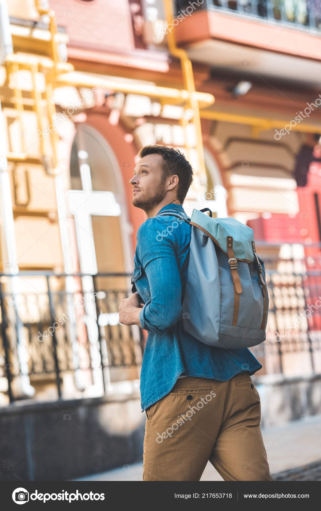 Attractive Young Tourist Backpack Walking Street Looking — Stock