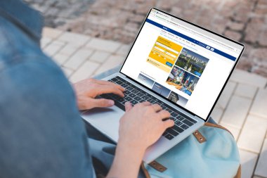 Kırpılan Caddesi üzerinde rezervasyon web sitesi ile dizüstü bilgisayar kullanan adam kadeh