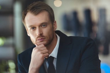 Kamera Cafe bakarak emin işadamı portresi