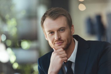 Kamera Cafe bakarak gülümseyen işadamı portresi