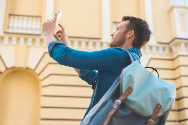 Bonito Jovem Turista Com Mochila Tirar Foto Com Smartphone Rua — Fotografia de Stock