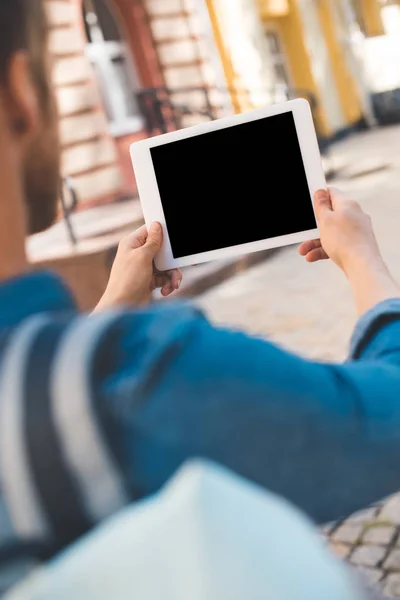 Recortado Disparo Hombre Utilizando Tableta Con Pantalla Blanco Calle — Foto de stock gratis