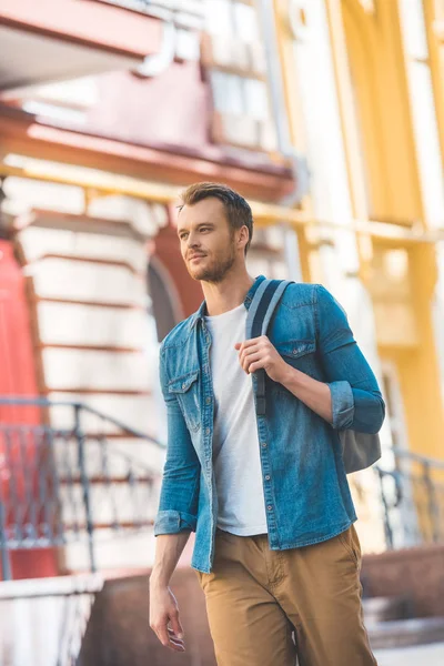 Attractive Young Tourist Backpack Walking Street Looking Away — Stock Photo, Image