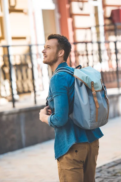 Stilig Ung Turist Med Ryggsäck Walking Street Och Letar Upp — Stockfoto