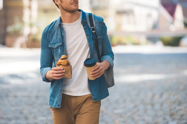 Recortado Tiro Hombre Feliz Con Mochila Café Para Croissant Caminando — Foto de Stock